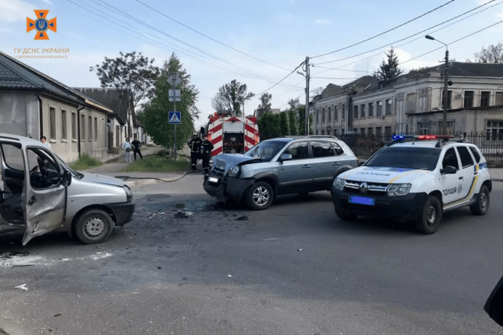 У Павлограді зіткнулися три автомобілі: постраждали чоловік, жінка та діти (ФОТО)