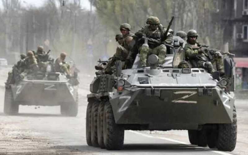 В Шахтарську п'яні окупанти на БТР розчавили авто з водієм та пасажиром