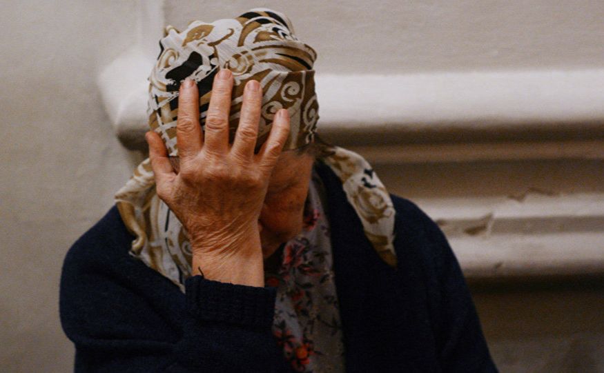 У Києві заґратовано судом двох шахрайок, які викрали у літньої жінки чималі гроші (ВІДЕО)