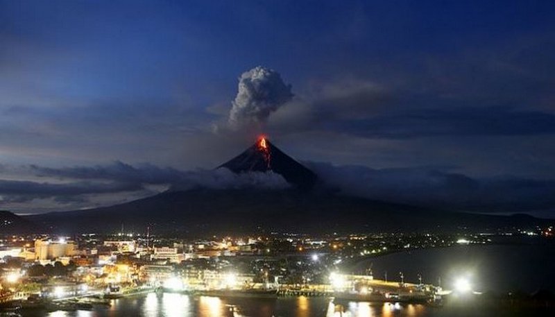 Небезпечний вулкан на Філіппінах викидає лаву, почалася евакуація (ВІДЕО)