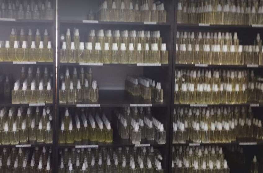 У Дніпрі горе-парфумери попалися на підробці ароматів світових брендів (ФОТО)