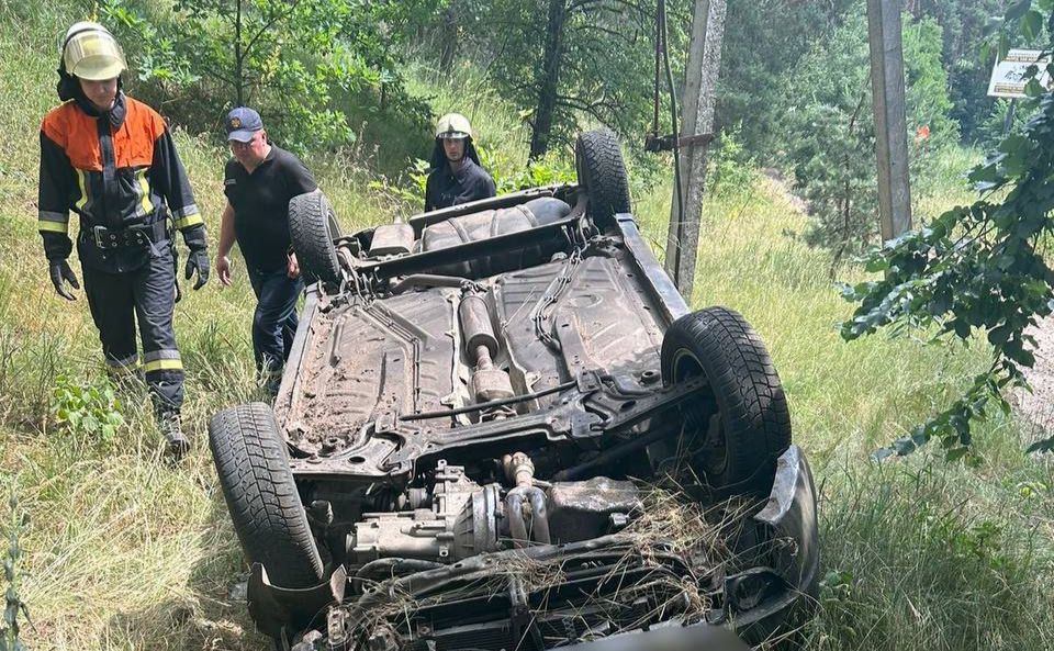 З’їхав у кювет та перекинувся: під Києвом сталась ДТП (ФОТО)