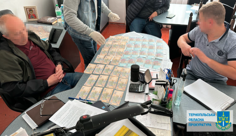 На Тернопільщині поліція затримала директора коледжу під час одержання 32 500 грн хабаря (ФОТО)
