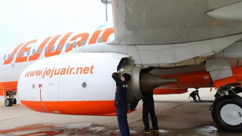 Пасажир намагався відчинити двері літака, який летів до Південної Кореї