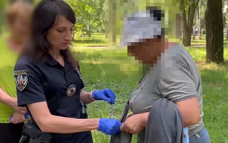 У Києві поліцейські затримали вуличну ворожку, гіпнотизерку та шахрайку в одній особі (ВІДЕО)