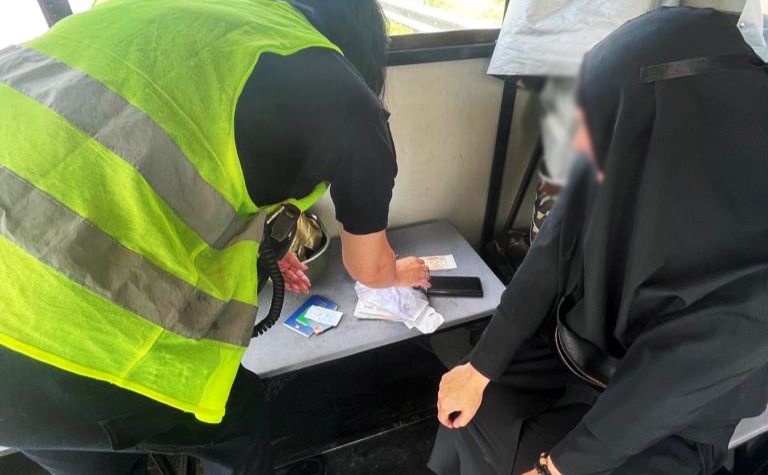 На в'їзді до Києва затримали монахиню УПЦ МП із пачкою російських рублів (ФОТО)