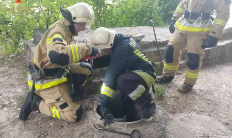 На Київщині рятувальники витягнули з вигрібної ями жінку (ФОТО)