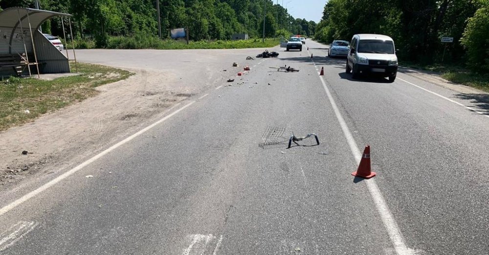 На Вінниччині 17-річний хлопець на мотоциклі збив літню жінку на велосипеді (ФОТО)