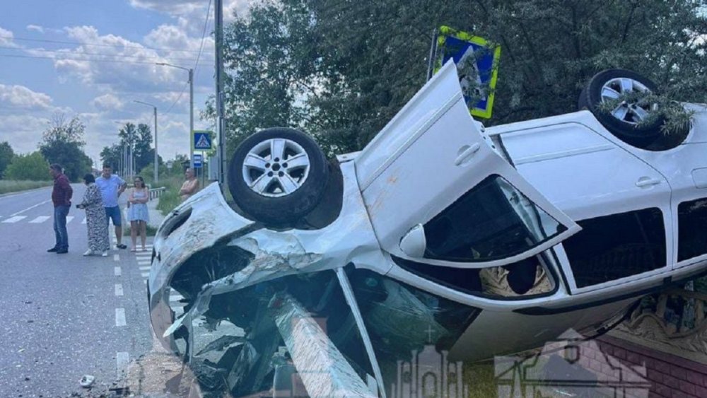 Škoda Octavia наштрикнулася на відбійник поблизу Городка (ФОТО)