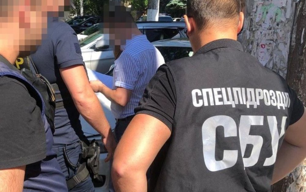 Торгували місцями у «єЧерзі»: двох чиновників-здирників судитимуть на Волині