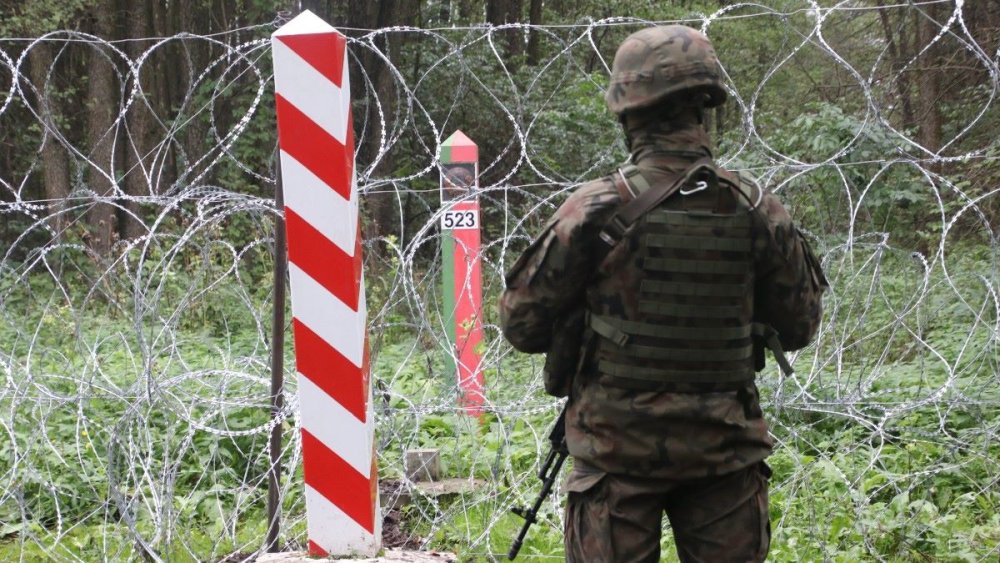 Українські прикордонники "розбомбили" білоруських із дрона картоплею