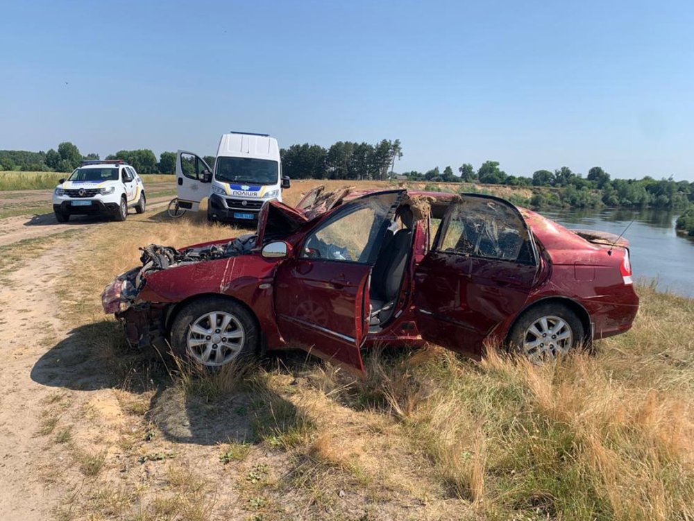 На Чернігівщині легковик перекинувся з кручі у Десну, є загиблі та поранені (ФОТО)
