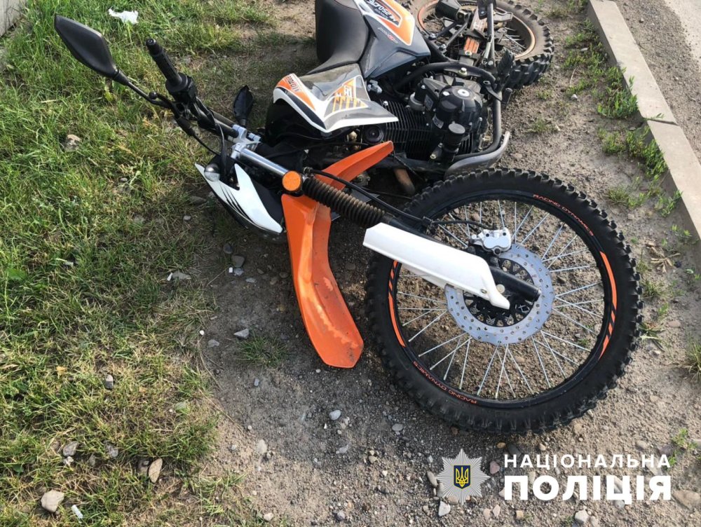 На Буковині мотоцикліст на чималій швидкості врізався в електроопору (ФОТО)