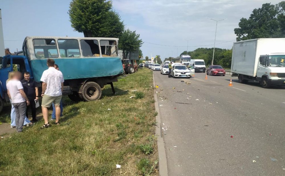 Вінницька поліція розпочала кримінальне провадження за фактом ДТП, в якій постраждали 15 людей (ФОТО)