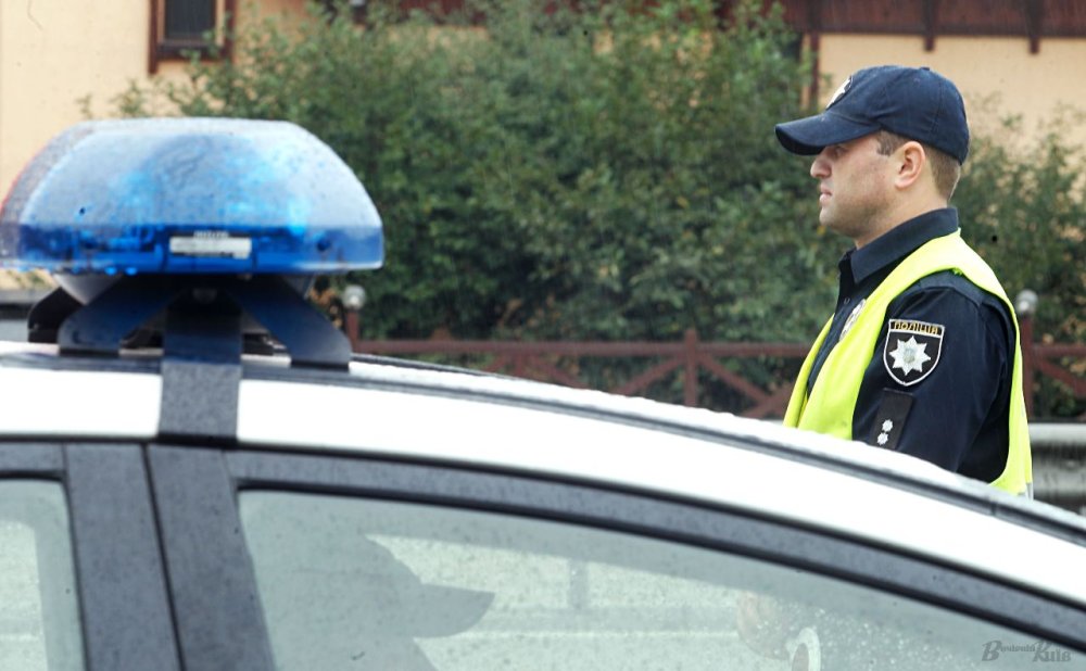 У Києві Mercedes-Benz виїхав на зустрічну смугу: інспектори виявили водія під наркотиками