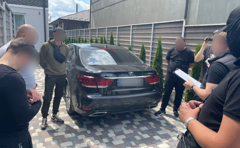 Вимагали 20 тисяч доларів: на Київщині за хабарництво затримали голову сільради та двох посадовців