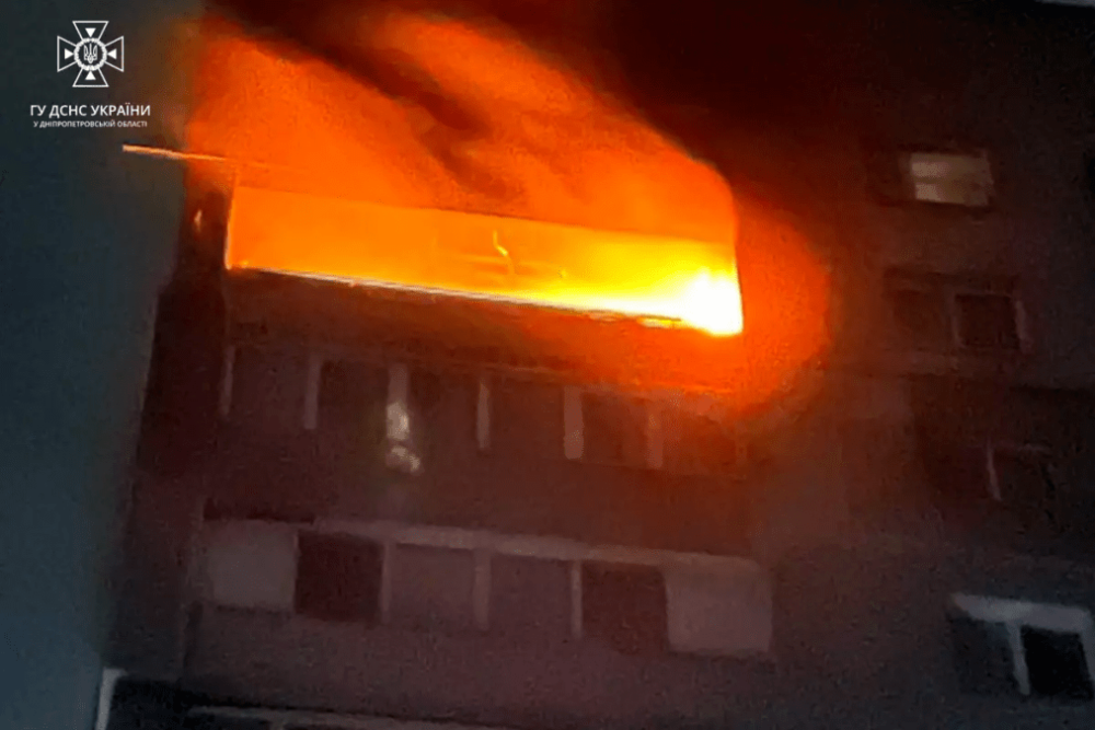 У Кам'янському вночі пожежа вщент знищила квартиру в багатоповерхівці (ФОТО)