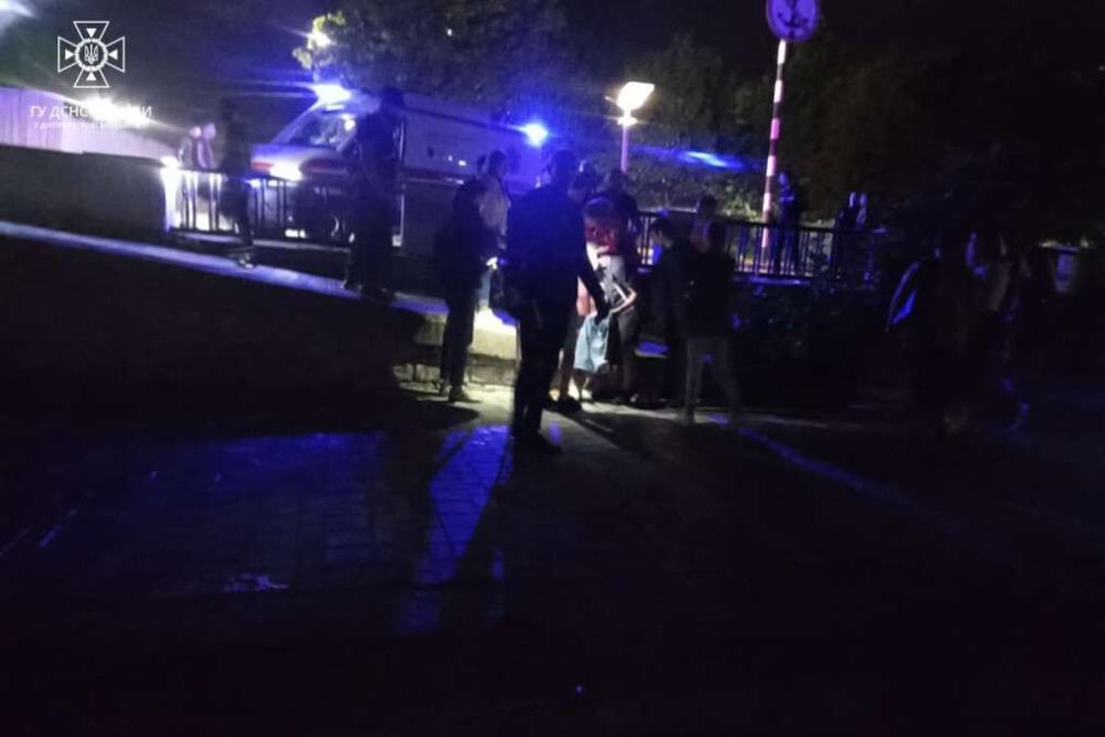 У Дніпрі вночі жінка зістрибнула зі Центрального мосту