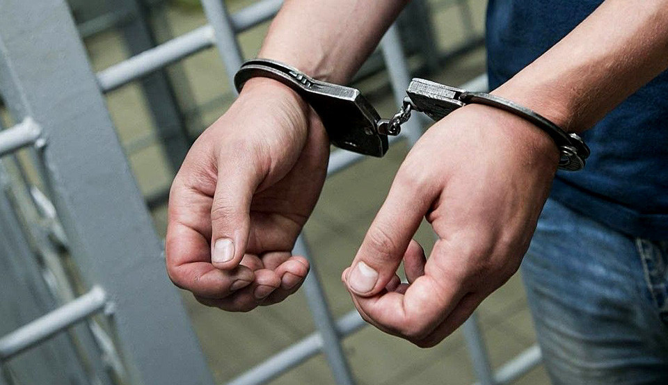 У Києві неадекват напав на жінку з дитиною, коли вони бігли в укриття