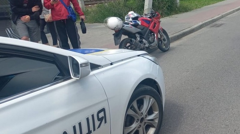 На Львівщині неповнолітній мотоцикліст за кермом збив 15-річну дівчину