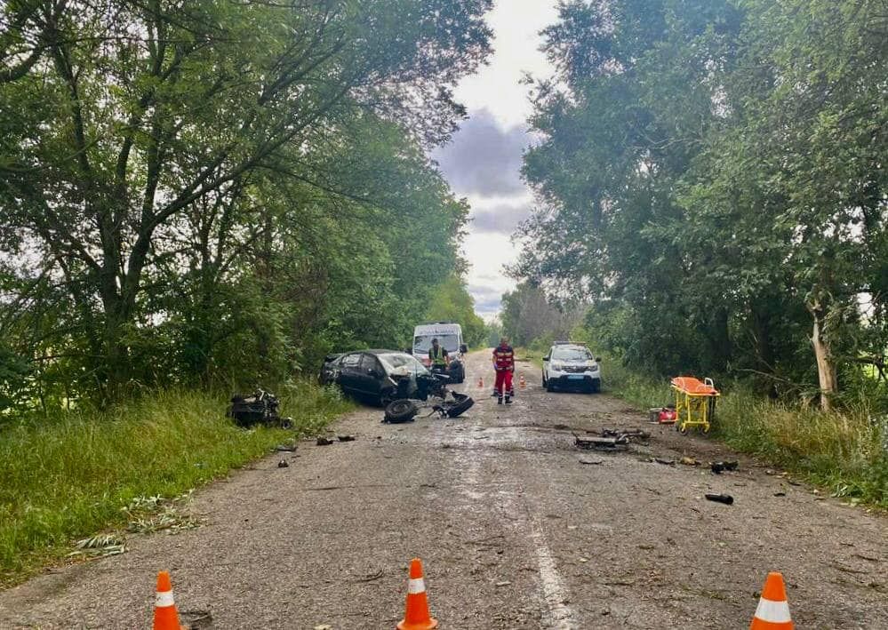 На Київщині чоловік на швидкості влетів у дерево і загинув (ФОТО)