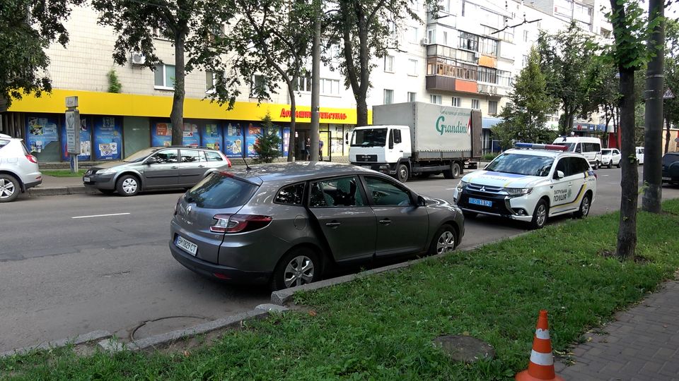 У Сумах чоловік з вікна квартири розстріляв автівку (ВІДЕО)