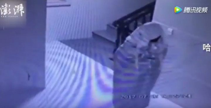 Китайський злодій загорнувся у штору, щоб обдурити камеру спостереження
