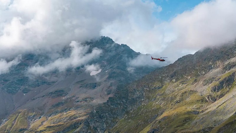 Гелікоптер з туристами зник біля Евересту в Непалі