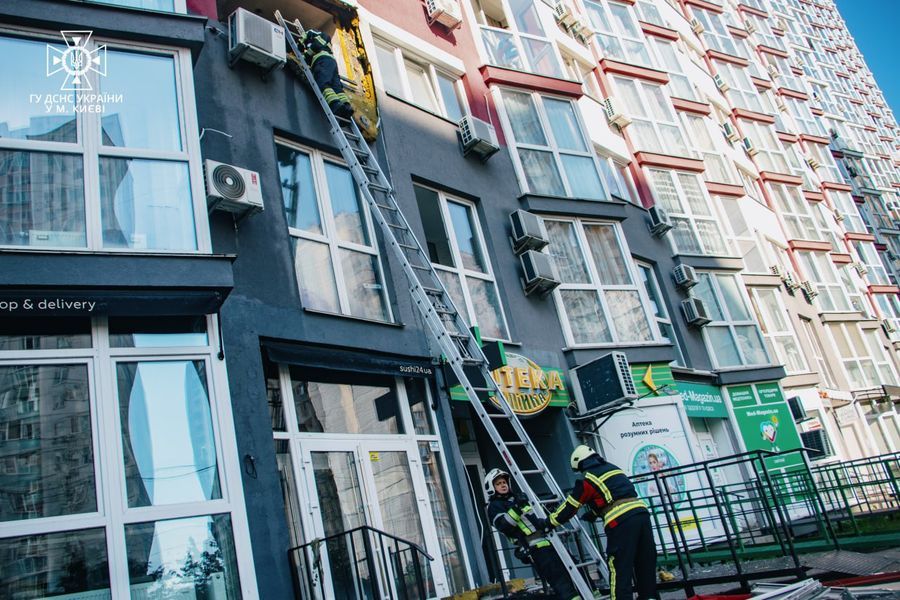 На Позняках на балконі багатоповерхівки вибухнув газовий балон (ФОТО)