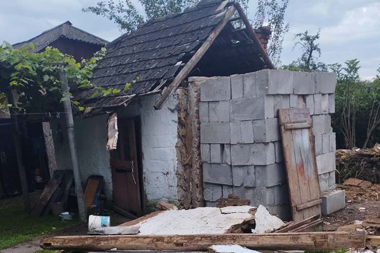 Врятувати не вдалося: На Тернопільщині на жінку обвалилася стіна (ФОТО)