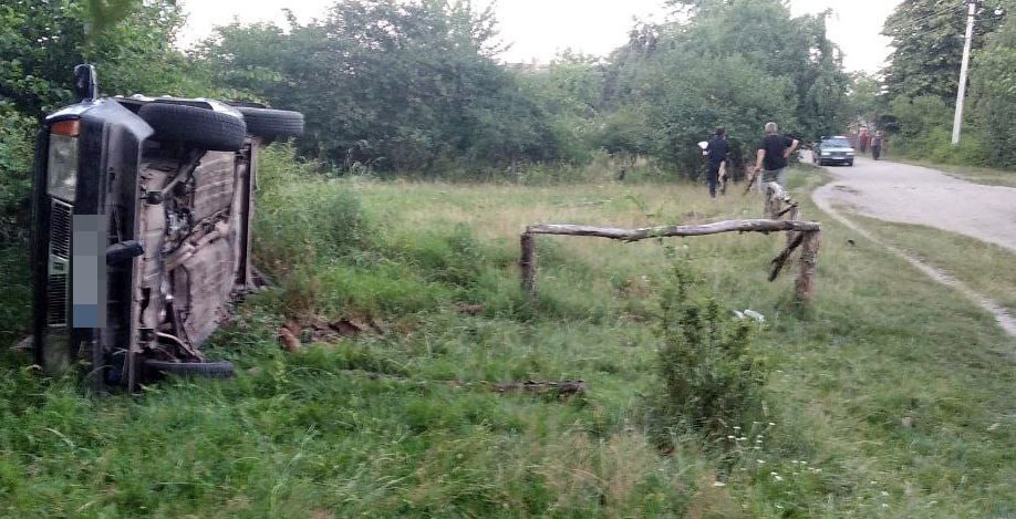 На Рівненщині п'яний водій збив жінку з двома дітьми