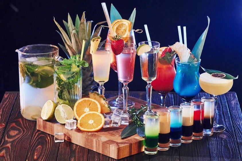 На Ямайці турист у барі басейну вирішив спробувати 21 коктейль із меню та помер
