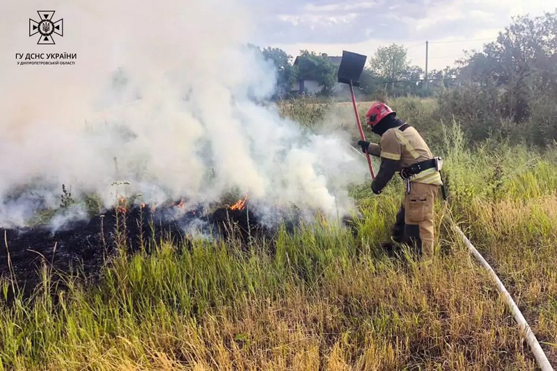 На Дніпропетровщині під час пожежі просто у полі постраждав чоловік (ФОТО)