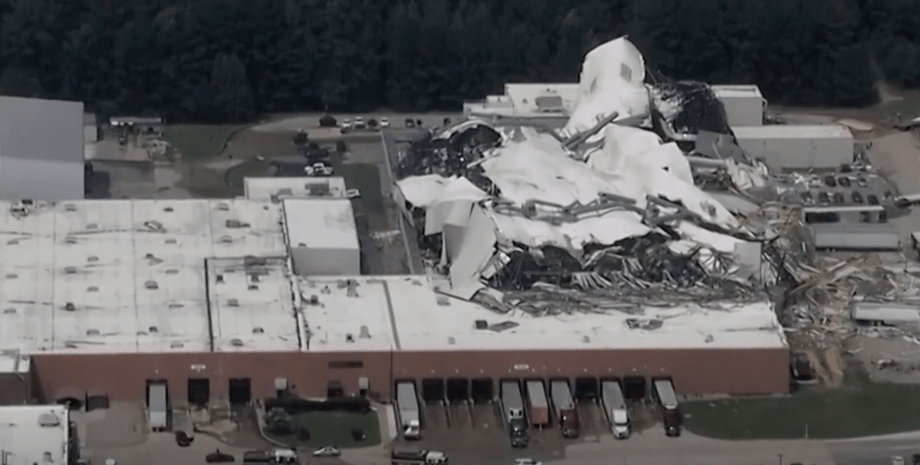 Поранені люди, знищені будівлі та розкидані ліки: торнадо зруйнував завод Pfizer у США (ВІДЕО)