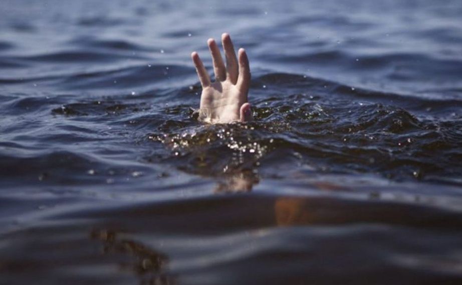 У Києві врятували чоловіка, який тонув в озері