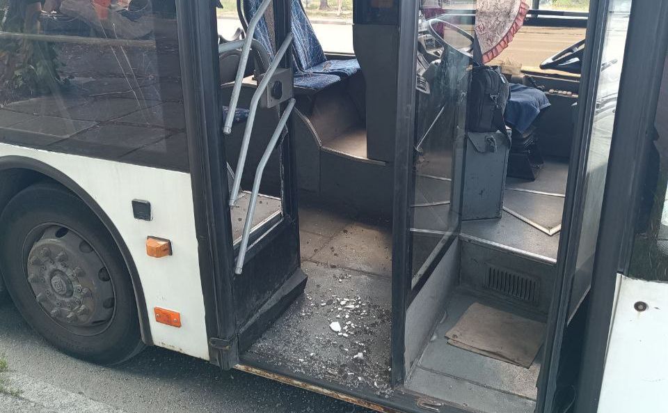 У Києві спіймали вандалів, які розтрощили зупинку та тролейбус (ФОТО)