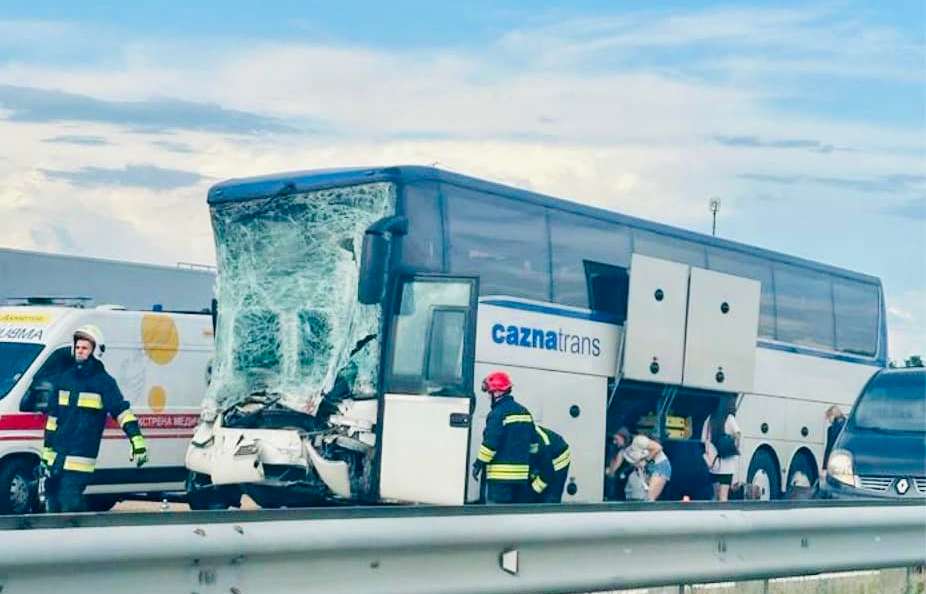 На Житомирщині автобус міжнародного сполучення врізався у зерновоз, є загиблі та поранені (ФОТО)