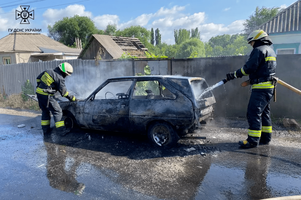 У Дніпрі на ходу спалахнув автомобіль (ВІДЕО)
