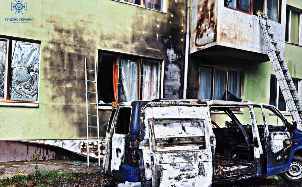 Під Києвом горів автомобіль: вогонь перекинувся на п’ятиповерхівку (ФОТО)