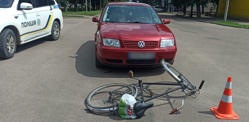 У Шостці автомобіль під кермуванням жінки збив велосипедистку (ФОТО)