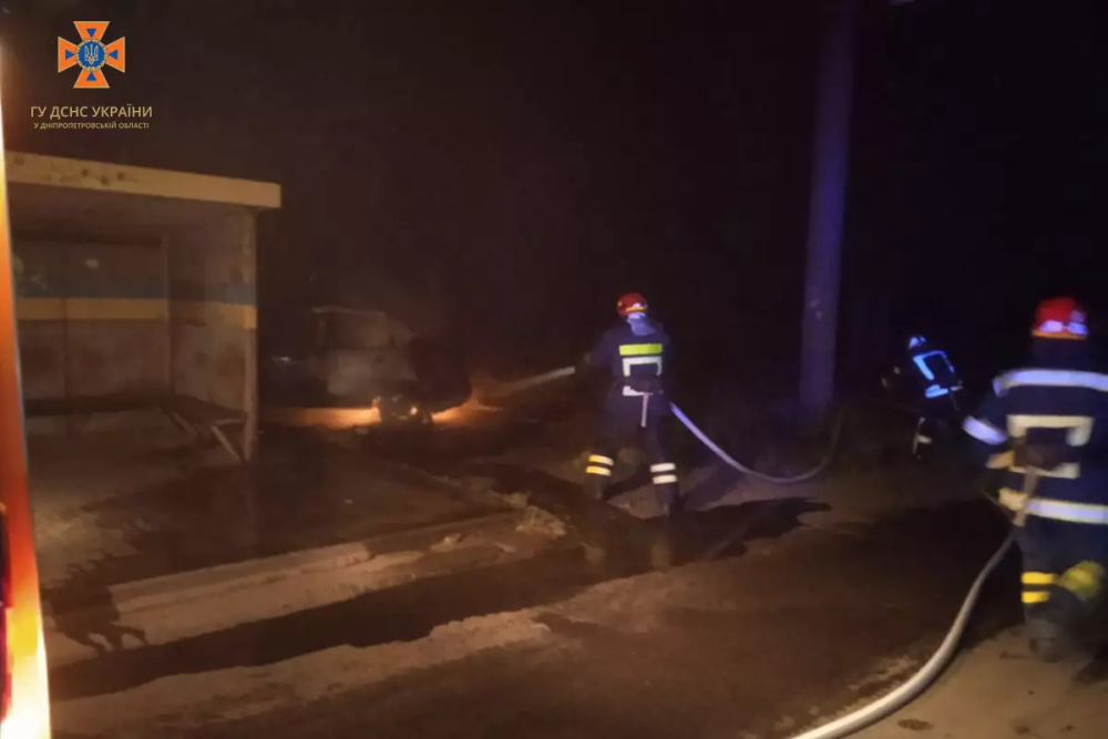 У Кривому Розі легковик врізався у перешкоду та спалахнув, водія врятувати не вдалося (ФОТО)