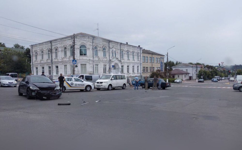 Під Києвом сталася потрійна ДТП: є постраждалі