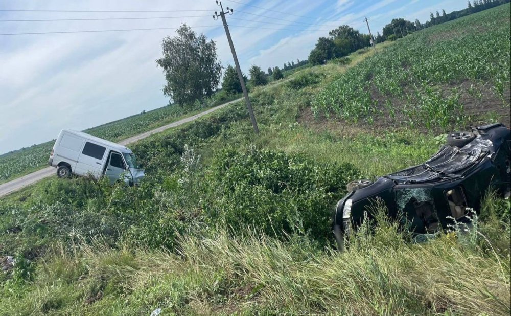 На Київщині дві машини злетіли в кювет: четверо людей постраждали
