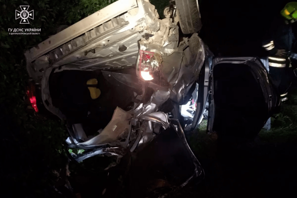 У Кривому Розі "Peugeot" з'їхав у кювет і перекинувся: водія вирізали рятувальники (ФОТО)