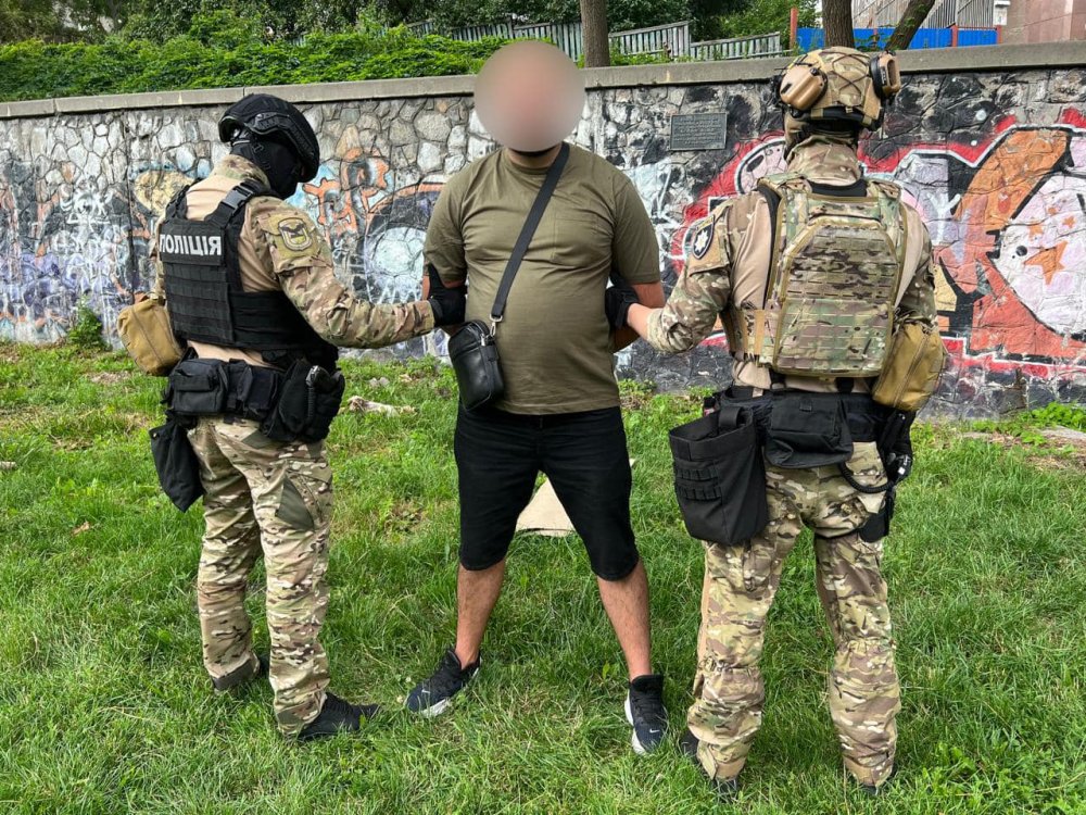 У Києві затримано водія позашляховика, який умисно заблокував рух швидкій, що везла дитину до лікарні (ФОТО)