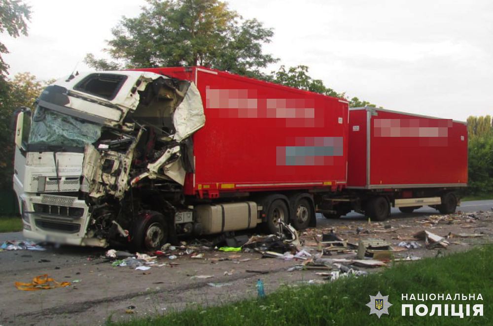 На Житомирщині внаслідок зіткнення двох вантажівок одна перекинулася, є поранені (ФОТО)