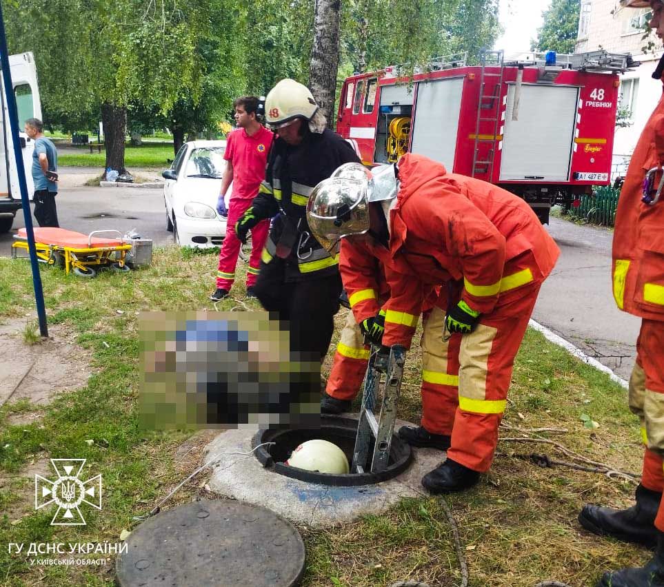 На Київщині в каналізації знайшли мертвими двох чоловіків (ФОТО)