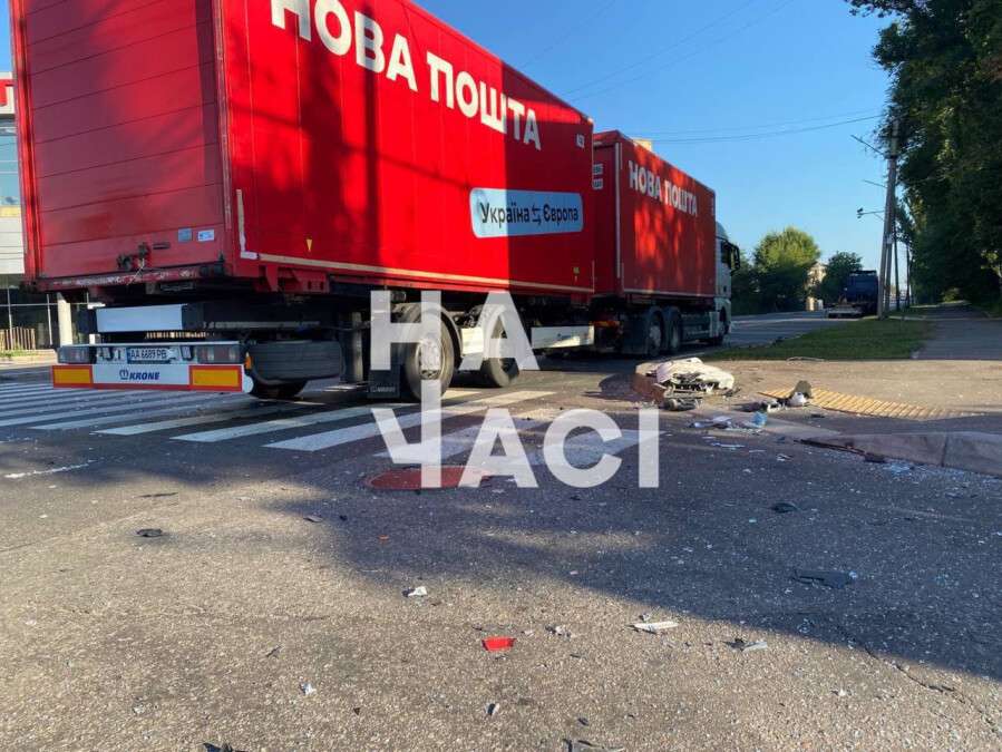 У Кривому Розі вантажівка "Нової пошти" знесла іномарку на перехресті (ФОТО)