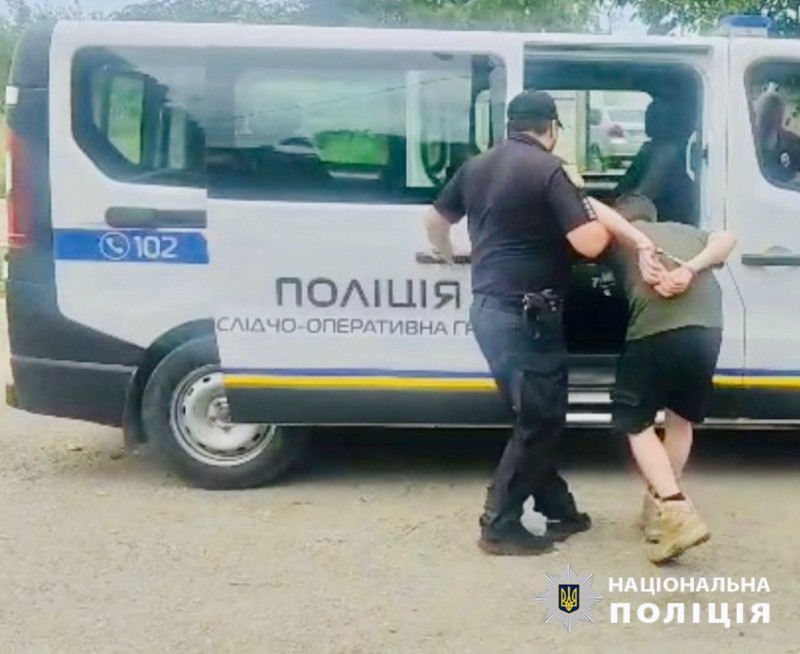В Одесі чоловік попросив цигарку у незнайомця, за що отримав удар ножем у живіт (ФОТО)