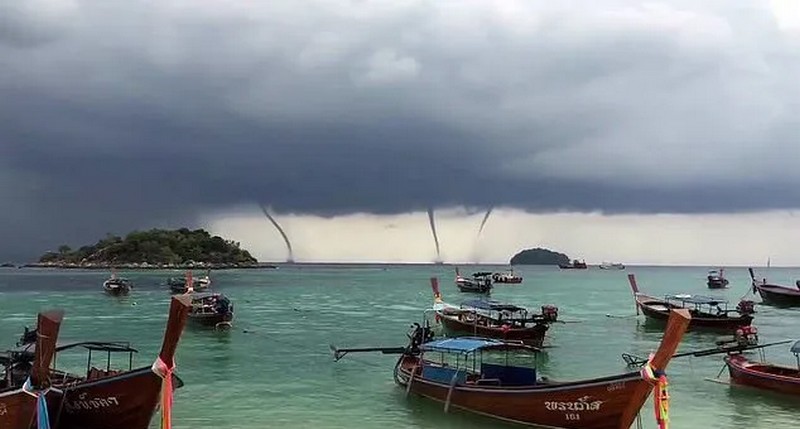 У Таїланді смерч засмоктав човен з туристами (ВІДЕО)